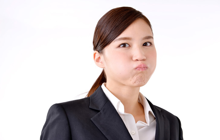 頬を膨らませる女性