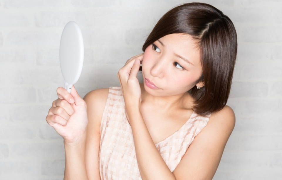 鏡を見る女性
